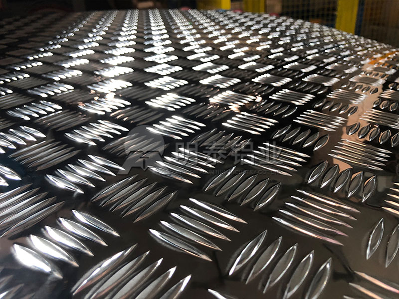 明泰鋁業(yè)花紋鋁板分類有哪些？五條筋花紋板價(jià)格多少？