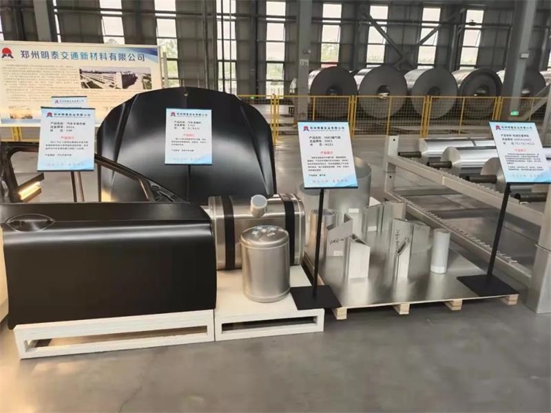 河南省委書記樓陽生、省長王凱蒞臨明泰鋁業(yè)子公司明晟新材料參觀調(diào)研